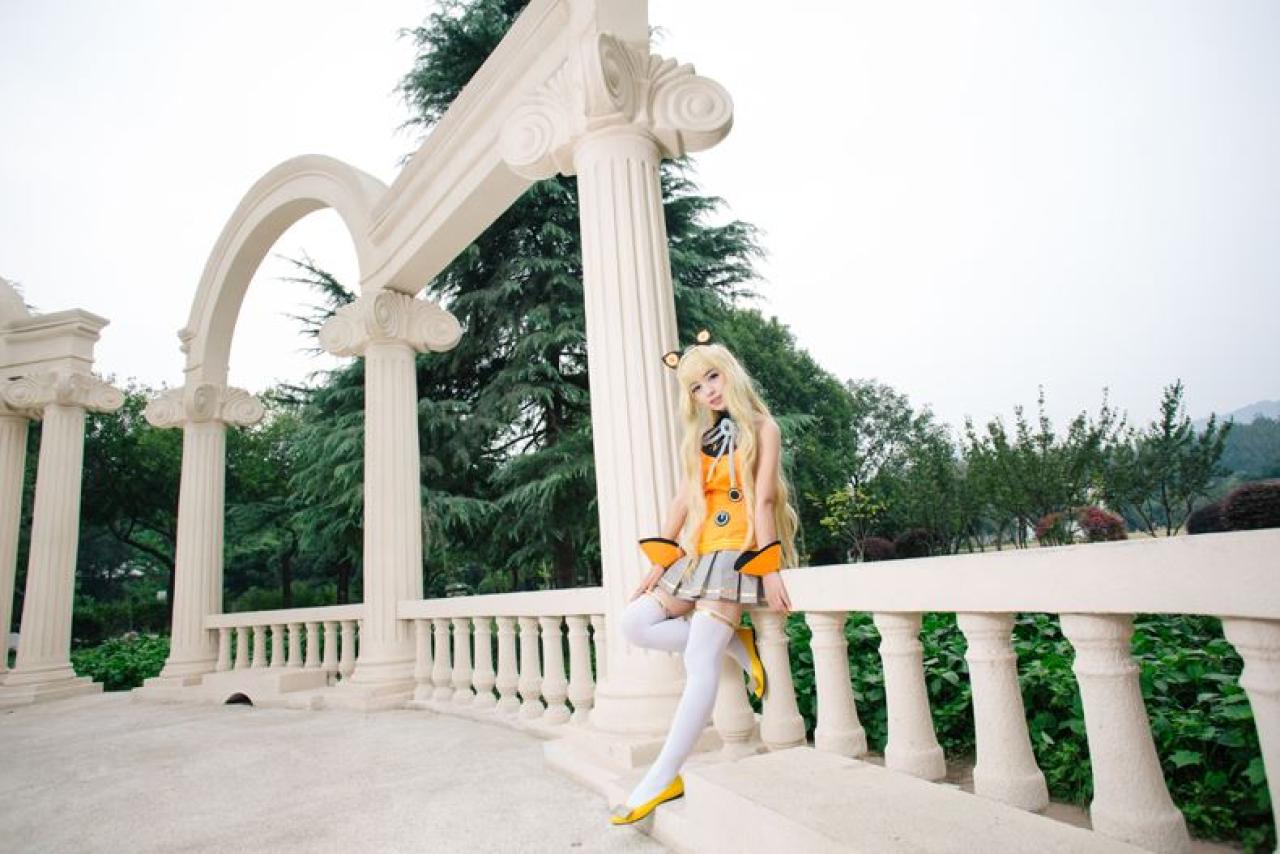 寻寻王扮演SeeU靠在栏杆上