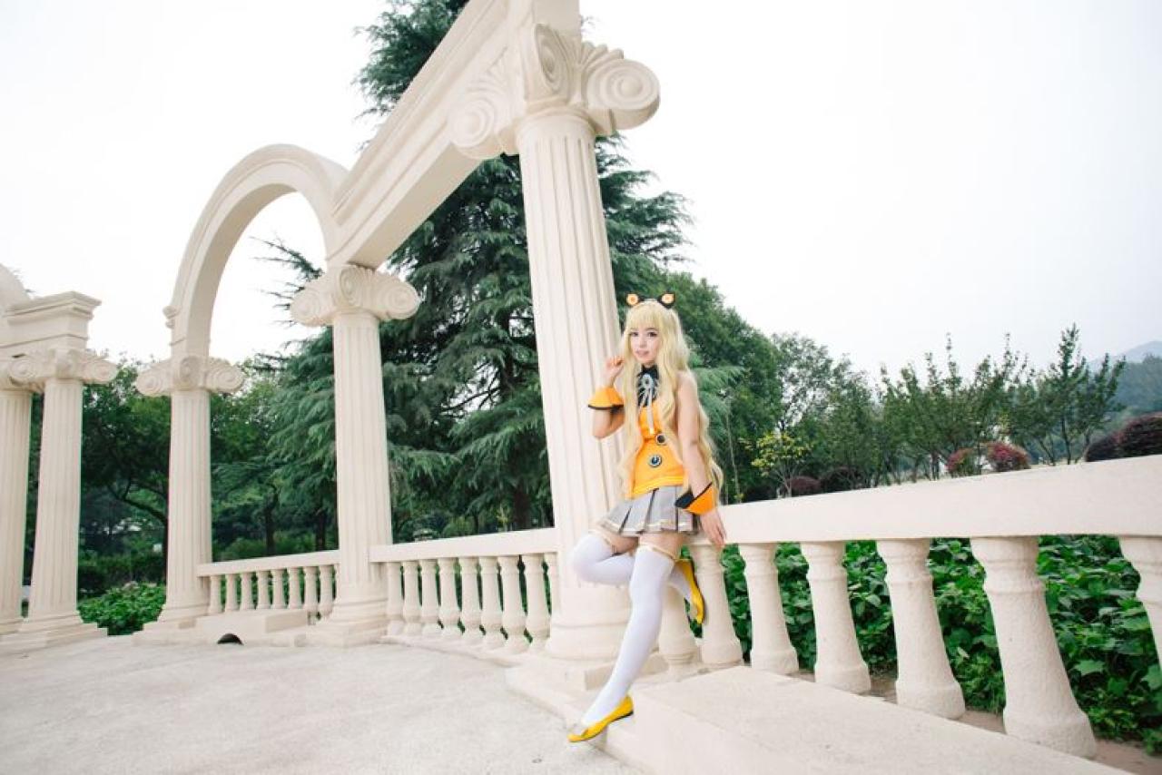 寻寻王扮演SeeU靠在栏杆，右手捏着头发