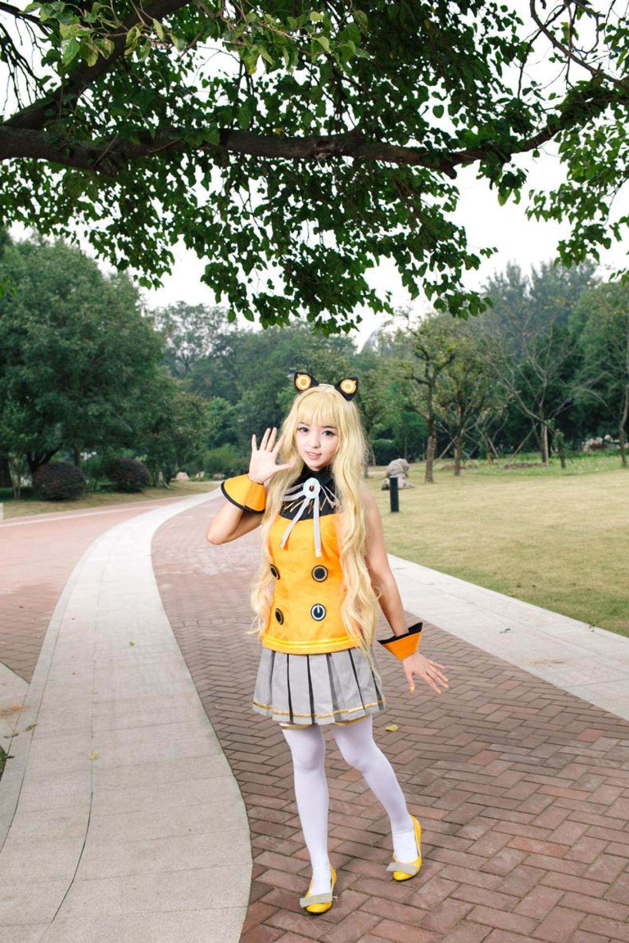 寻寻王扮演SeeU在树下，五指伸开