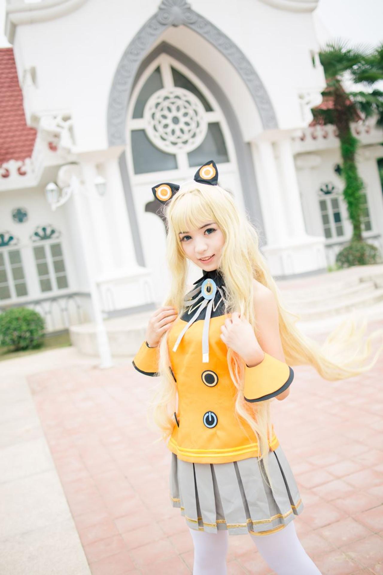 寻寻王扮演SeeU双臂半弯，轻捏着头发