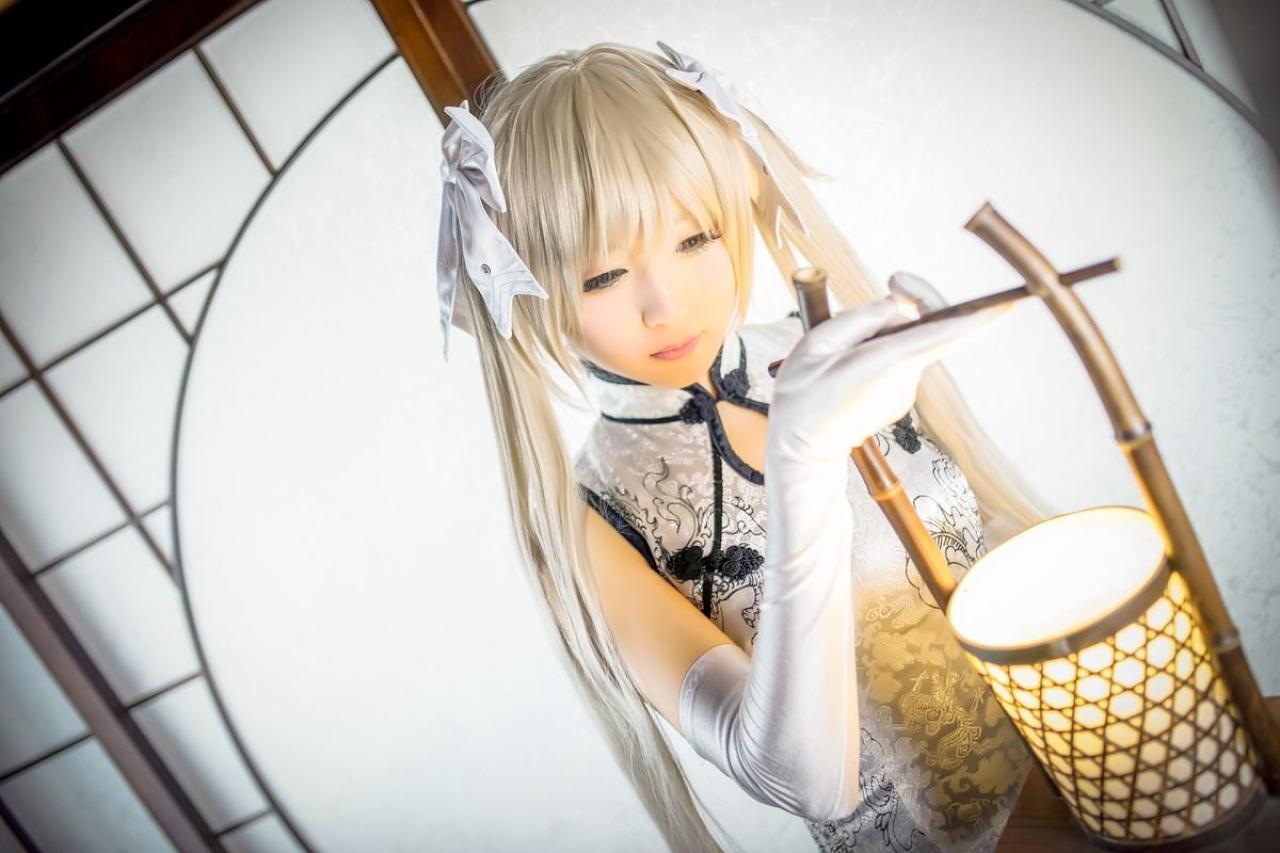 Hayakawa臣儿扮演穹妹提着灯箱（颔首/低头）