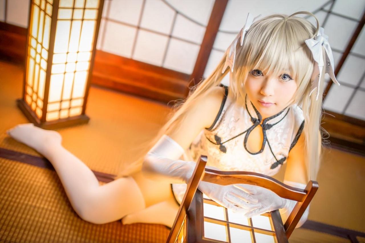 Hayakawa臣儿扮演穹妹扒在灯箱上