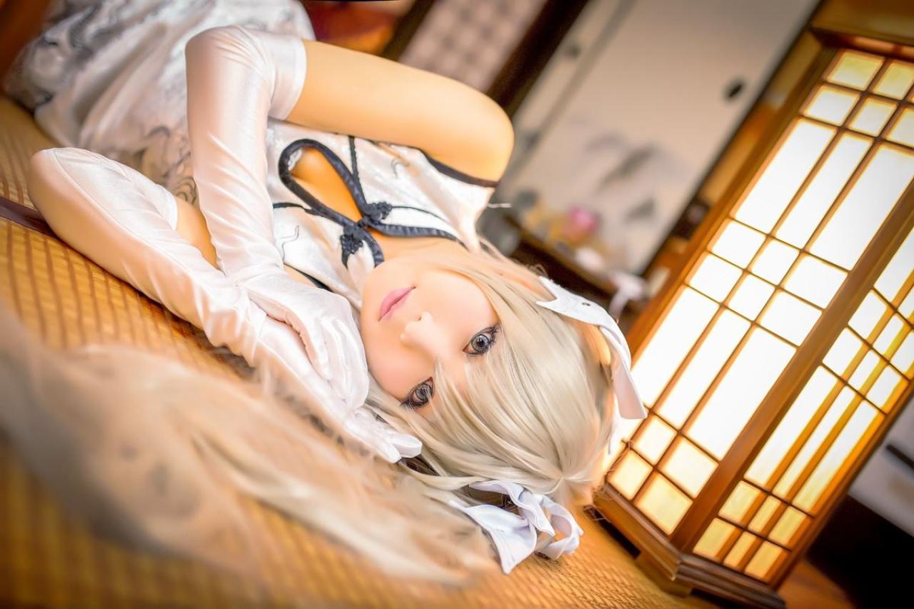 Hayakawa臣儿扮演穹妹躺在席子上