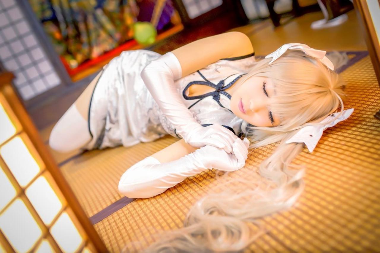 Hayakawa臣儿扮演穹妹躺在席子上闭眼睡着的样子