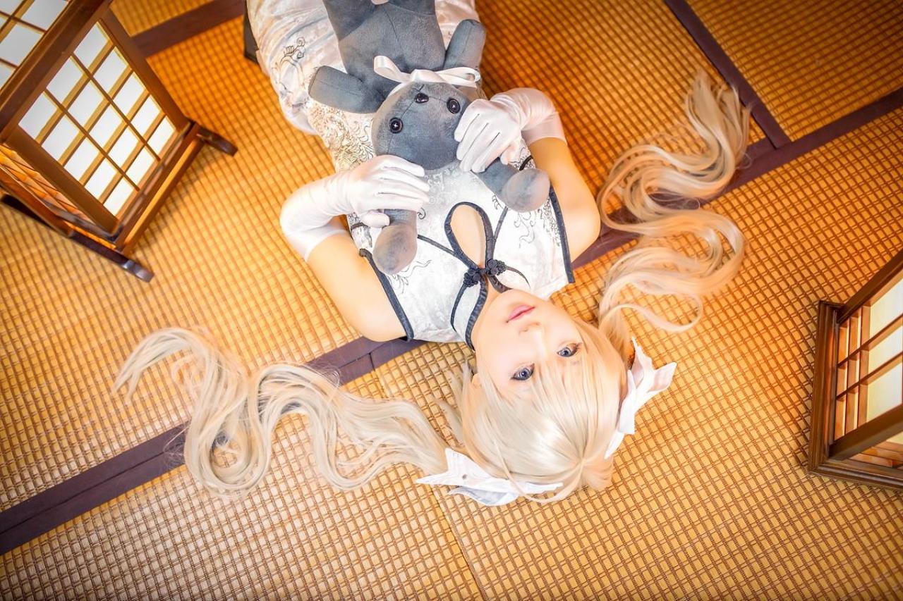 Hayakawa臣儿扮演穹妹抱着黑色小兔子平躺抓着兔子耳朵