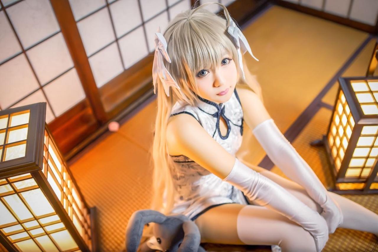 Hayakawa臣儿扮演穹妹双手放在膝盖上坐着