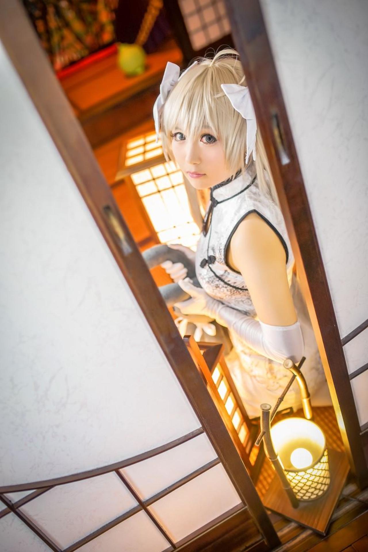 Hayakawa臣儿扮演穹妹抓着兔子耳朵靠在屏风侧面照