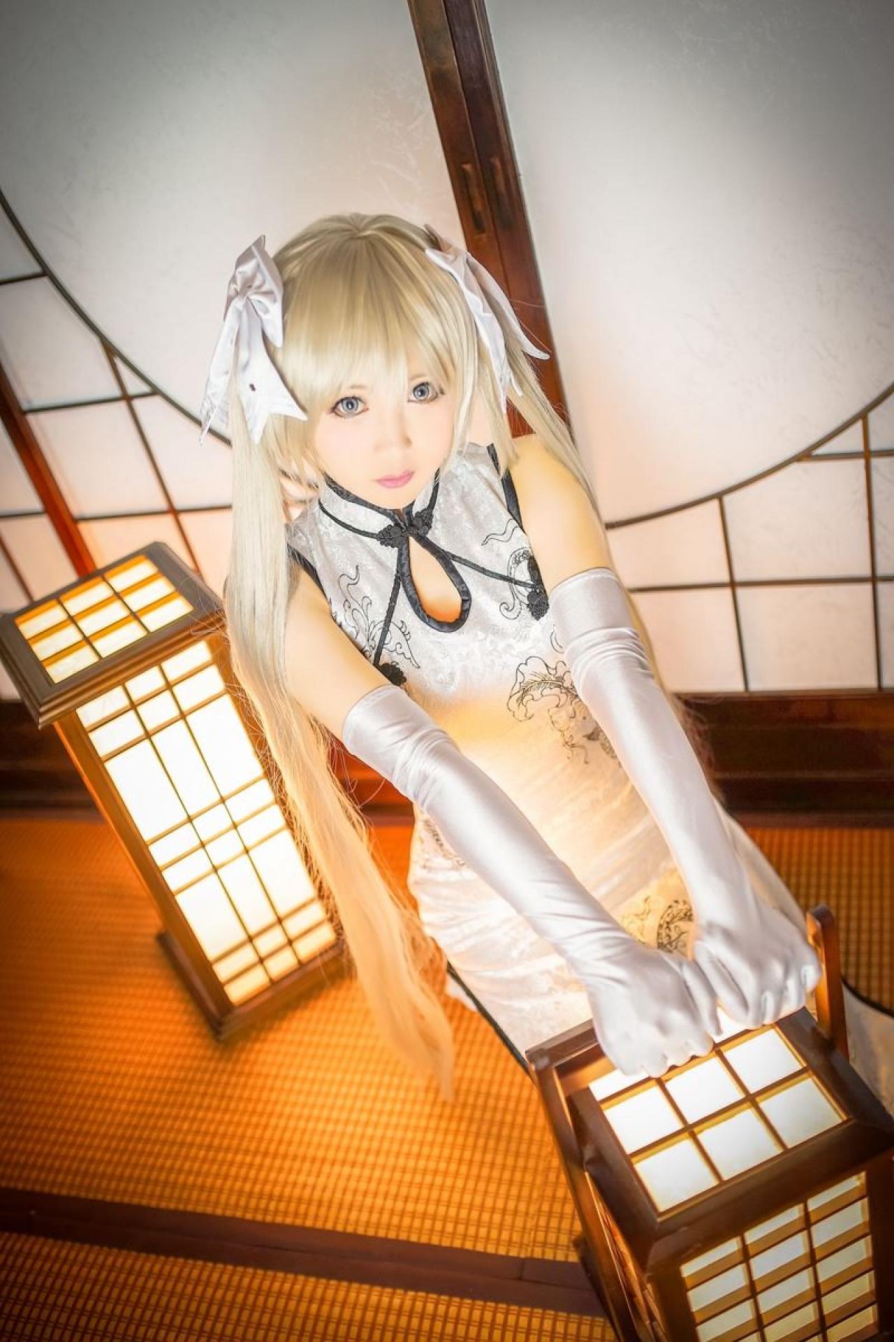 Hayakawa臣儿扮演穹妹双手扶着灯箱跪坐的姿势