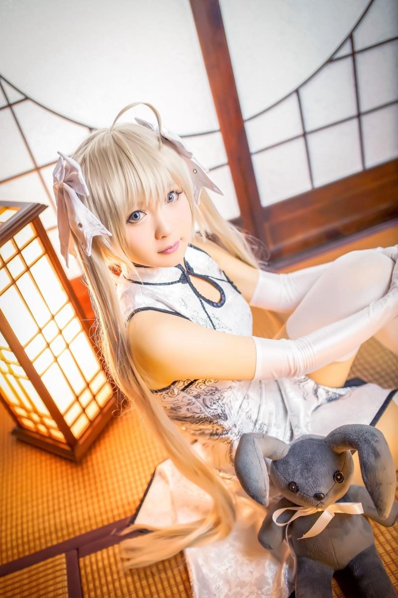 Hayakawa臣儿扮演穹妹环抱着左侧膝盖，小兔子靠着自己