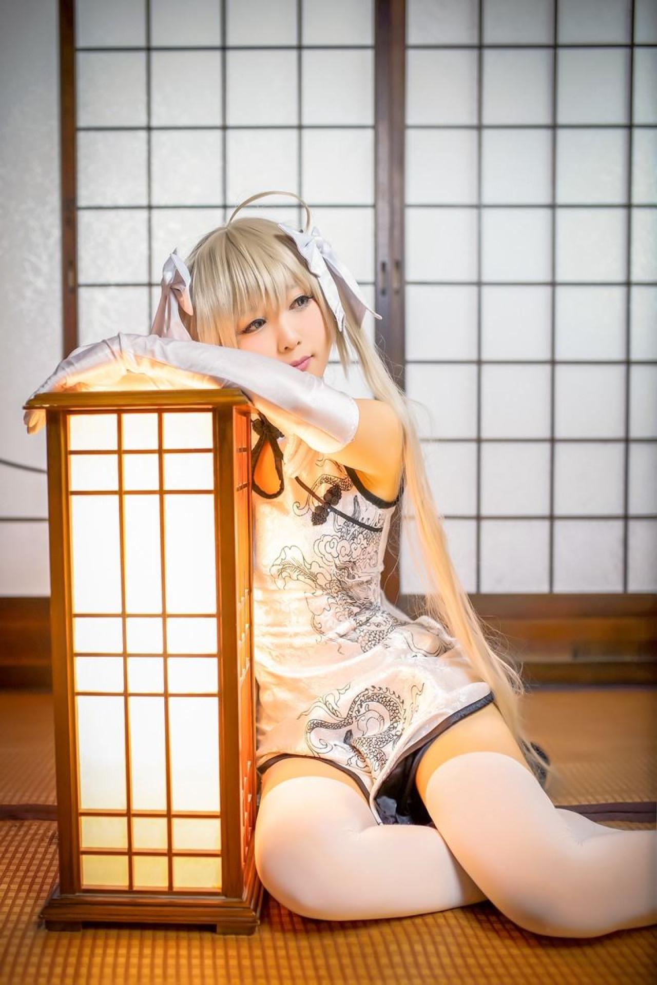 Hayakawa臣儿扮演穹妹侧扒着灯箱