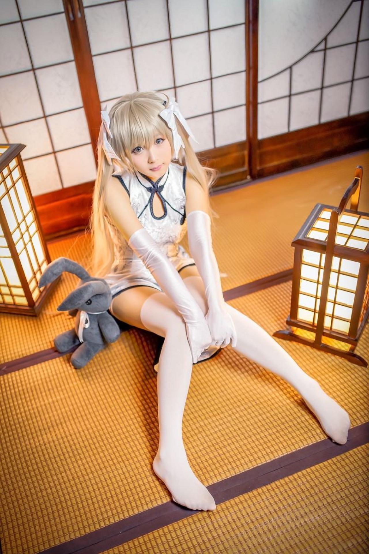 Hayakawa臣儿扮演穹妹双手放在靠在一起的膝盖，小兔子斜靠在一旁