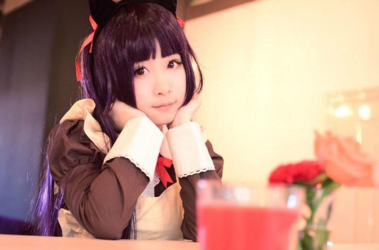 點點_sanae扮演五更琉璃双手捧着脸扒在桌子上