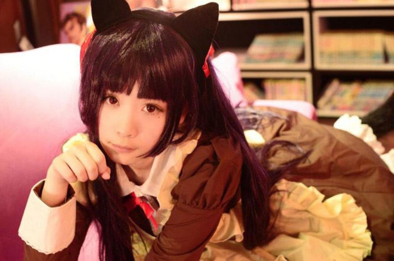 點點_sanae扮演五更琉璃撑着沙发，半握拳猫爪扮小猫卖萌