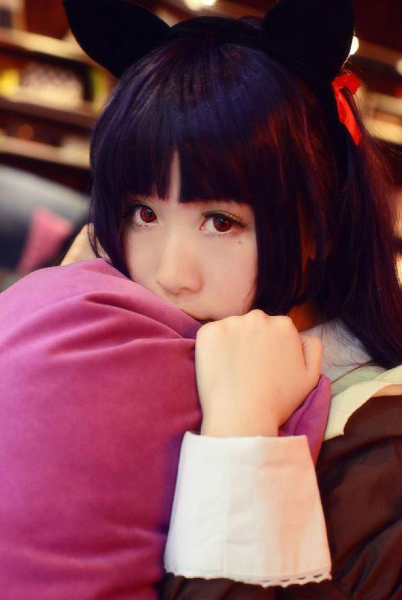 點點_sanae扮演五更琉璃紧紧抱着枕头遮住小半边脸