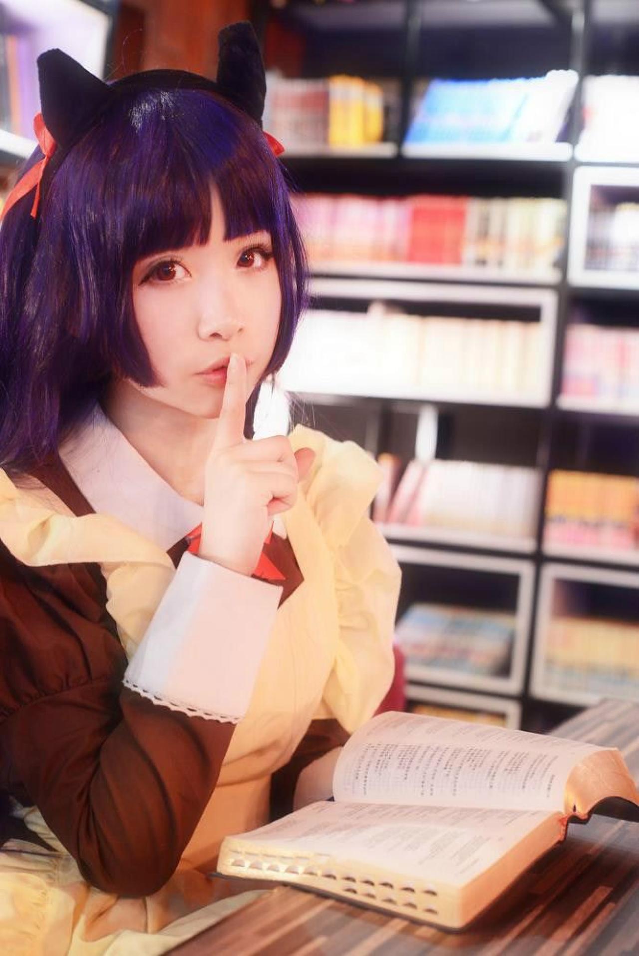 點點_sanae扮演五更琉璃作嘘手势，在书架前伏案看书