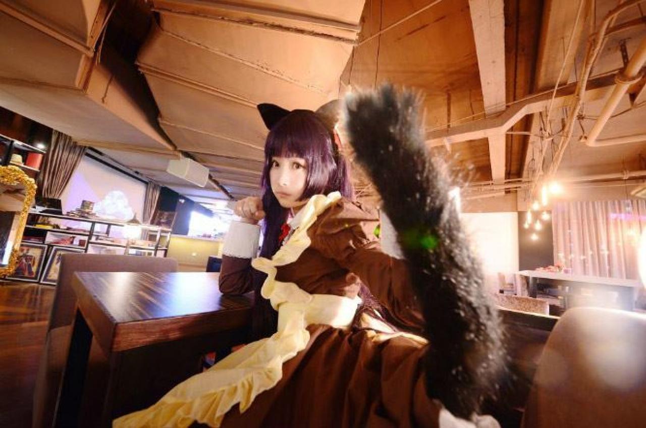 點點_sanae扮演五更琉璃右手撑在桌子上，左手拿着鸡毛掸子