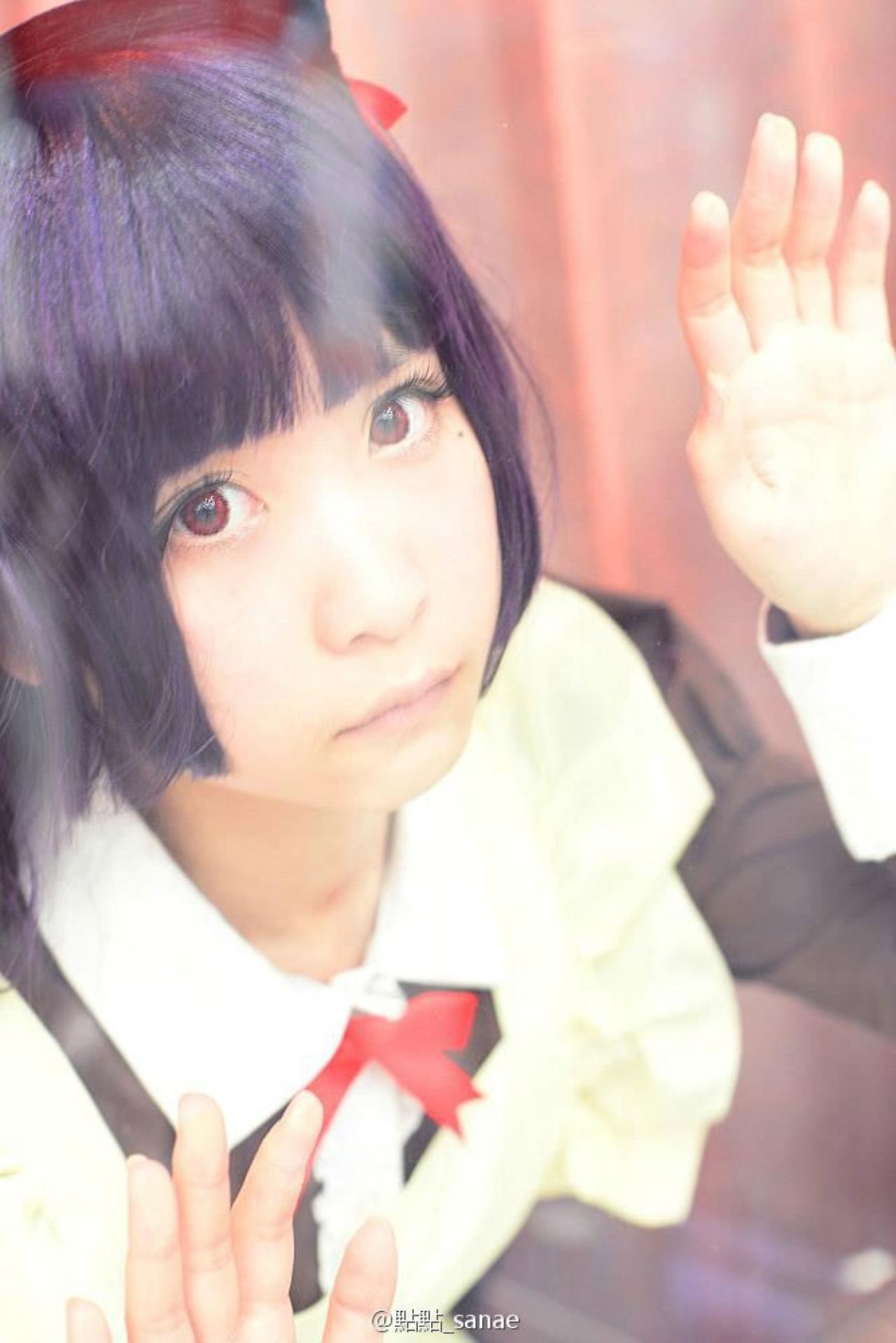 點點_sanae扮演五更琉璃双手扒在橱窗，看向窗外