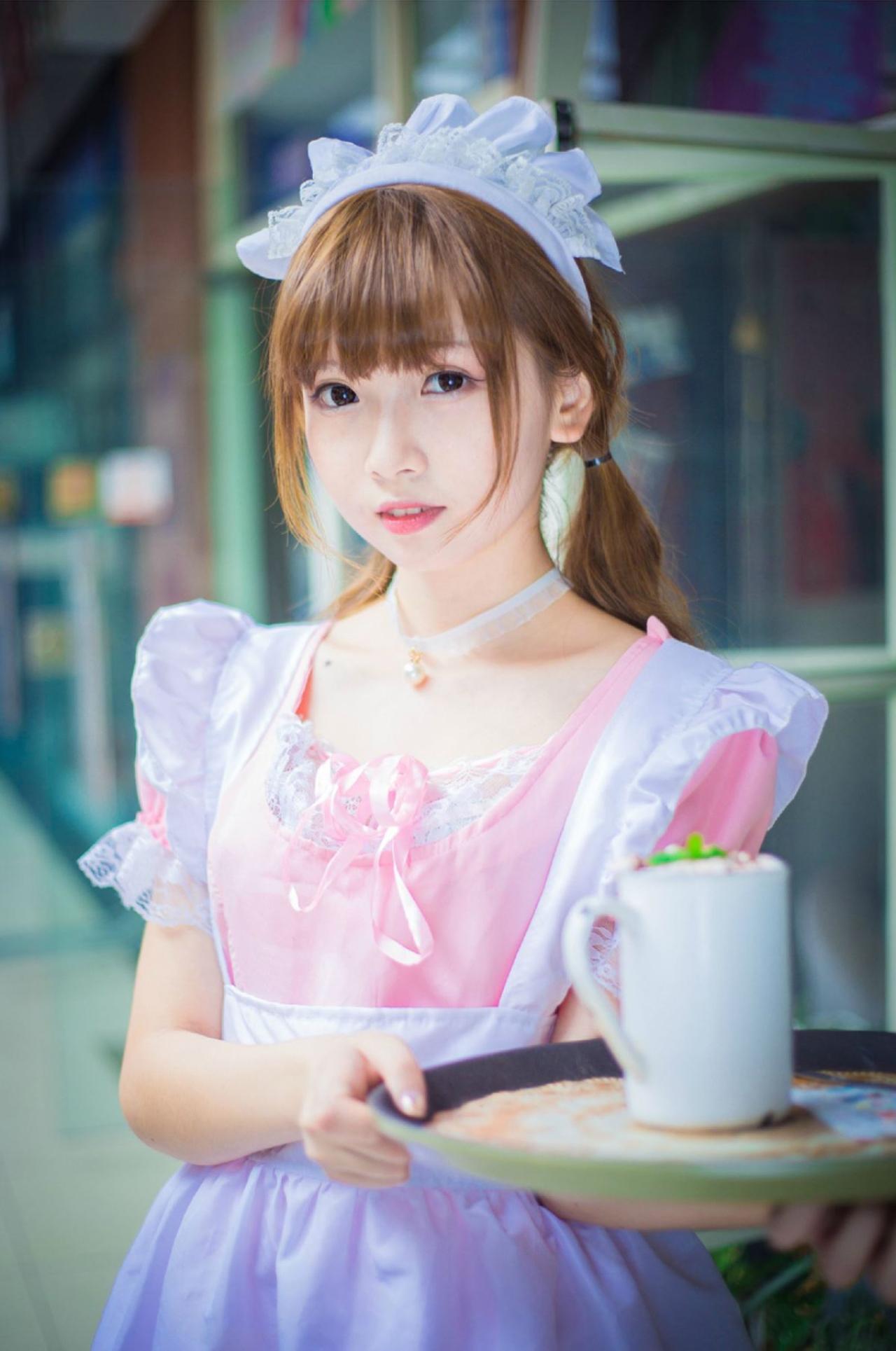 小圆脸雪雪扮演粉衣女仆端着奶茶 来自下面的剧情