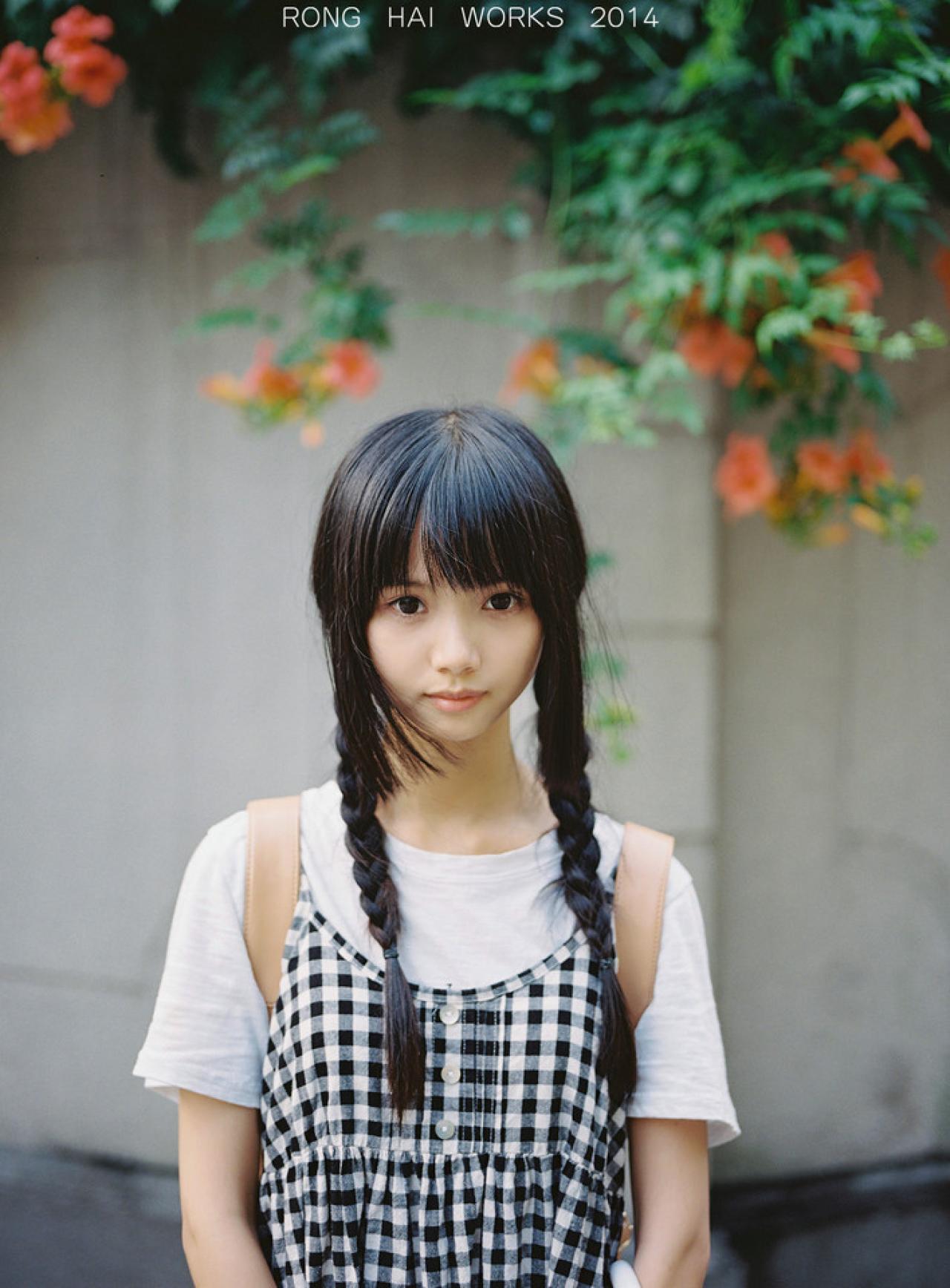 双马尾辫萌妹子站立的姿势