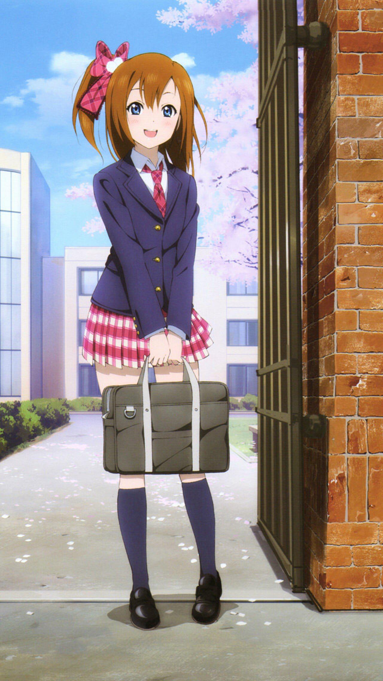高坂穗乃果拎着包站在学校门后，背景是樱花树的唯美手机锁屏壁纸