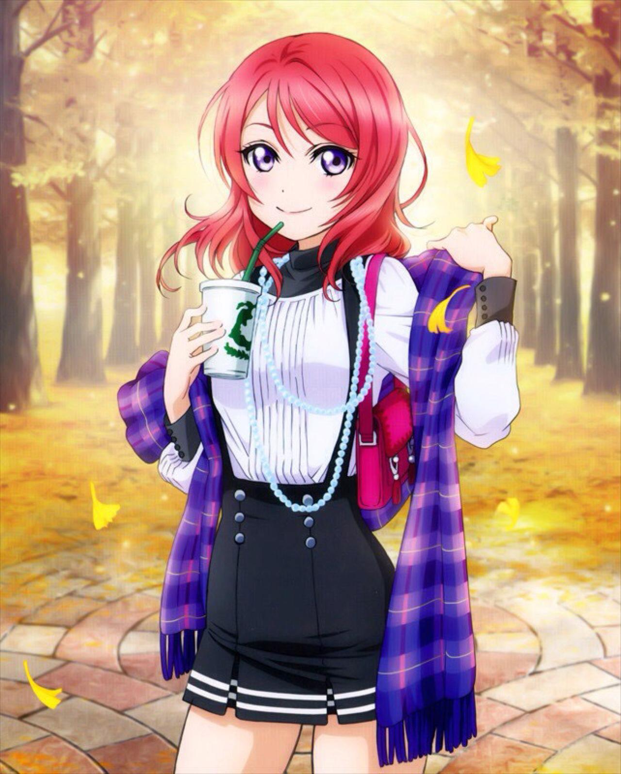 西木野真姬喝着饮料，披着紫色围巾的手机锁屏壁纸