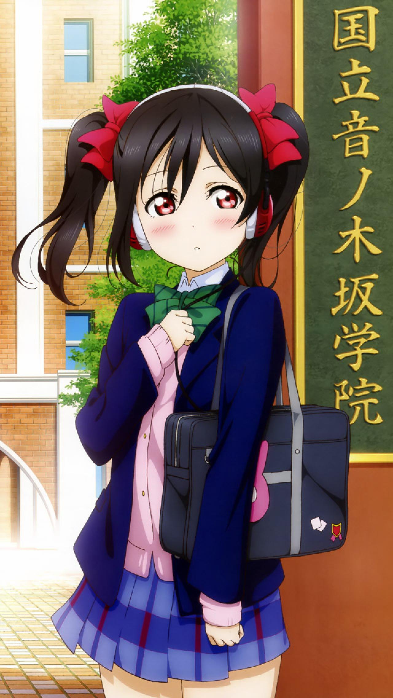 矢泽妮可挎着包懵懂得站在学校门口的手机锁屏壁纸