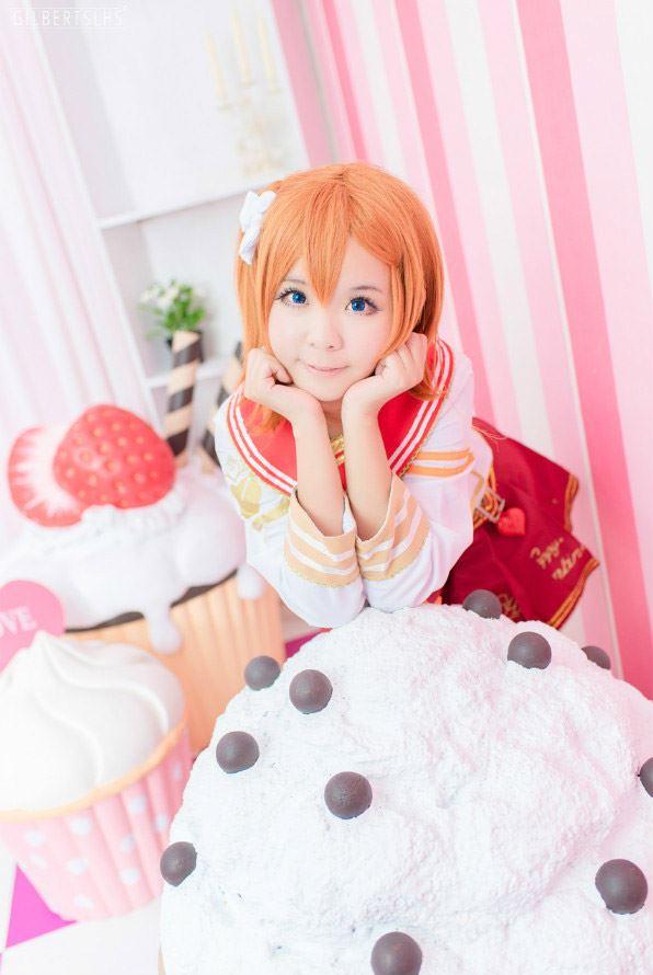 Candi糖糖扮演高坂穗乃果穿着红色打歌服，双手捧着脸