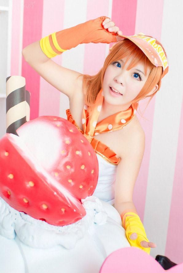 Candi糖糖扮演高坂穗乃果穿着黄白打歌服，右手捏着帽檐