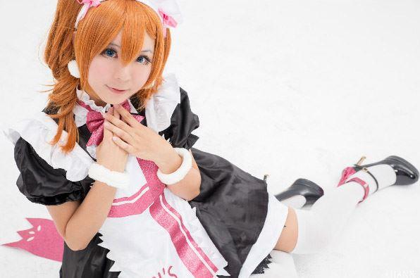 Candi糖糖扮演高坂穗乃果穿着黑白女仆装，双手叠放在胸前