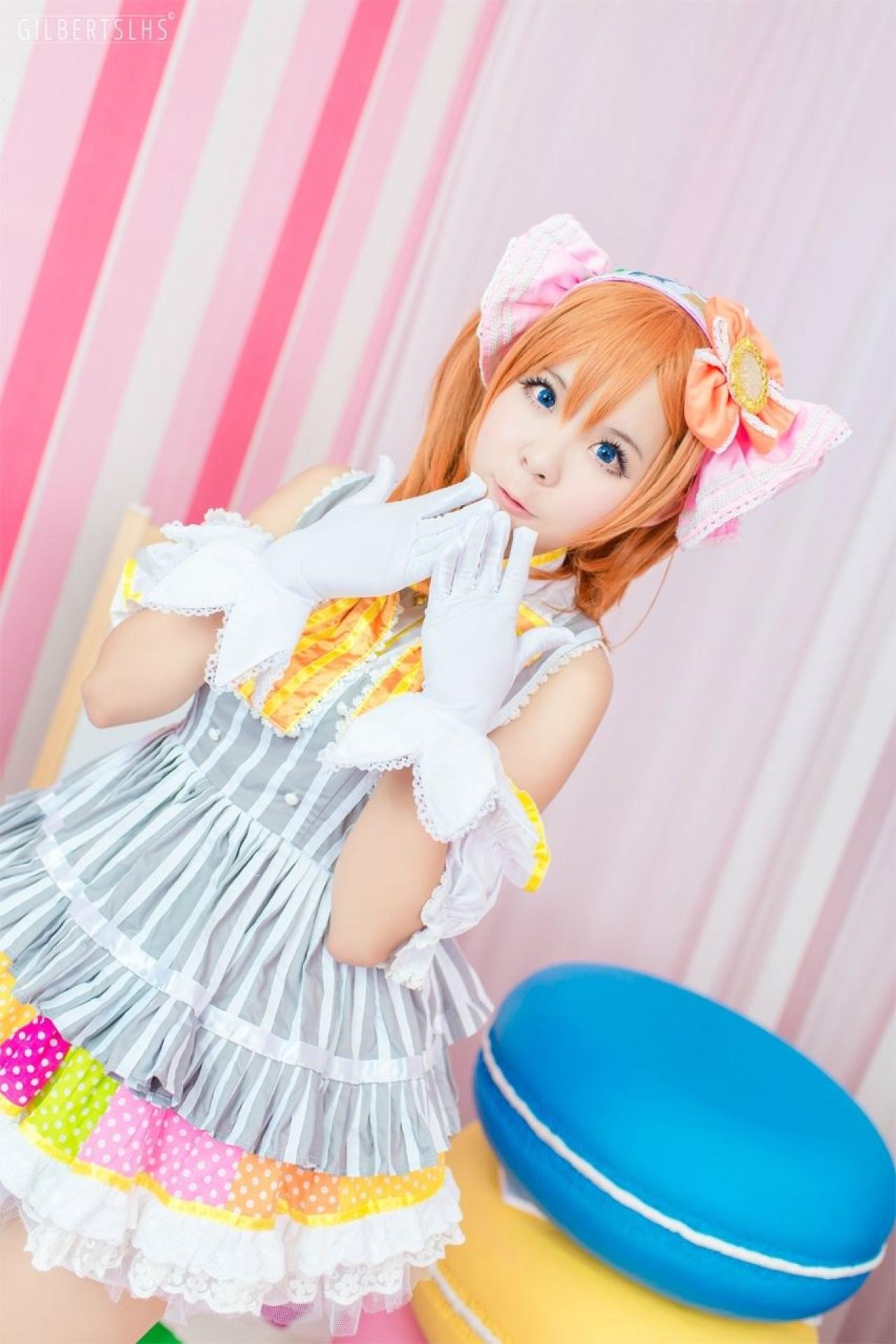 Candi糖糖扮演高坂穗乃果穿着灰色打歌服双手贴着下巴