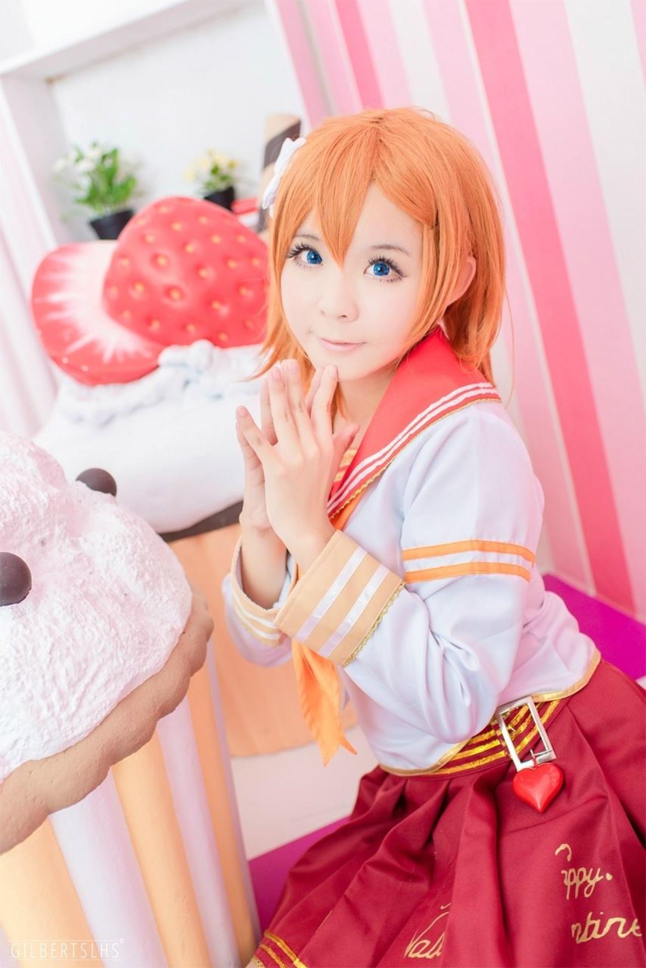 Candi糖糖扮演高坂穗乃果穿着红白打歌服，双手合十