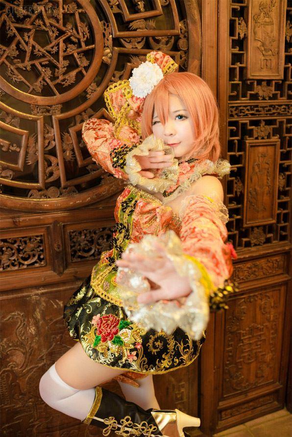 Candi糖糖扮演高坂穗乃果穿着黄色旗袍装，作“中国功夫”眨眼卖萌