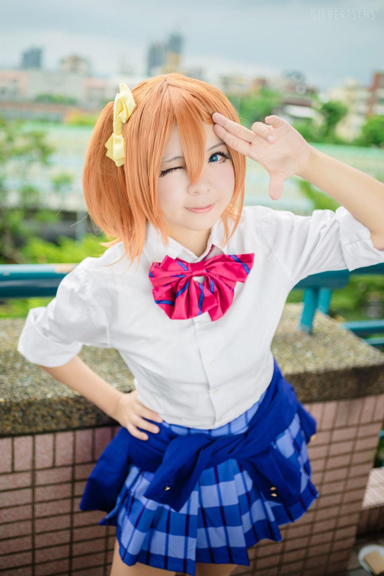 Candi糖糖扮演高坂穗乃果穿着白色上衣，蓝色格子短裙（音乃木阪学院校园夏季校服装）