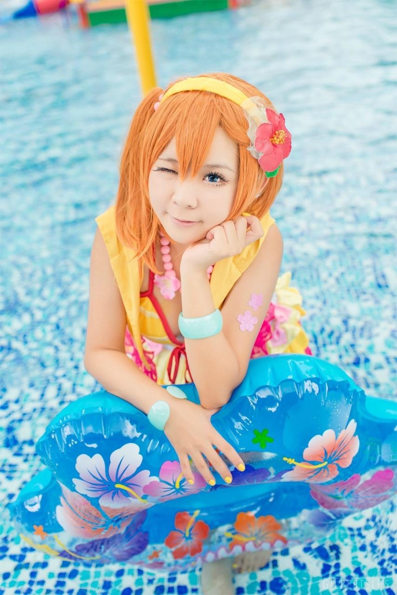 Candi糖糖扮演高坂穗乃果穿着黄色比基尼泳装拿着泳圈扒在泳池里眨眼睛