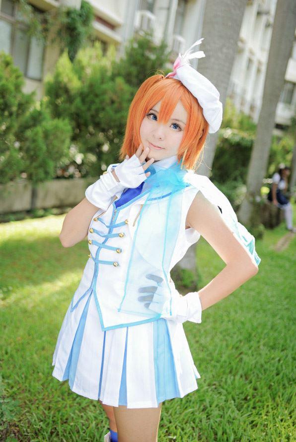 Candi糖糖扮演高坂穗乃果穿着白蓝色打歌服