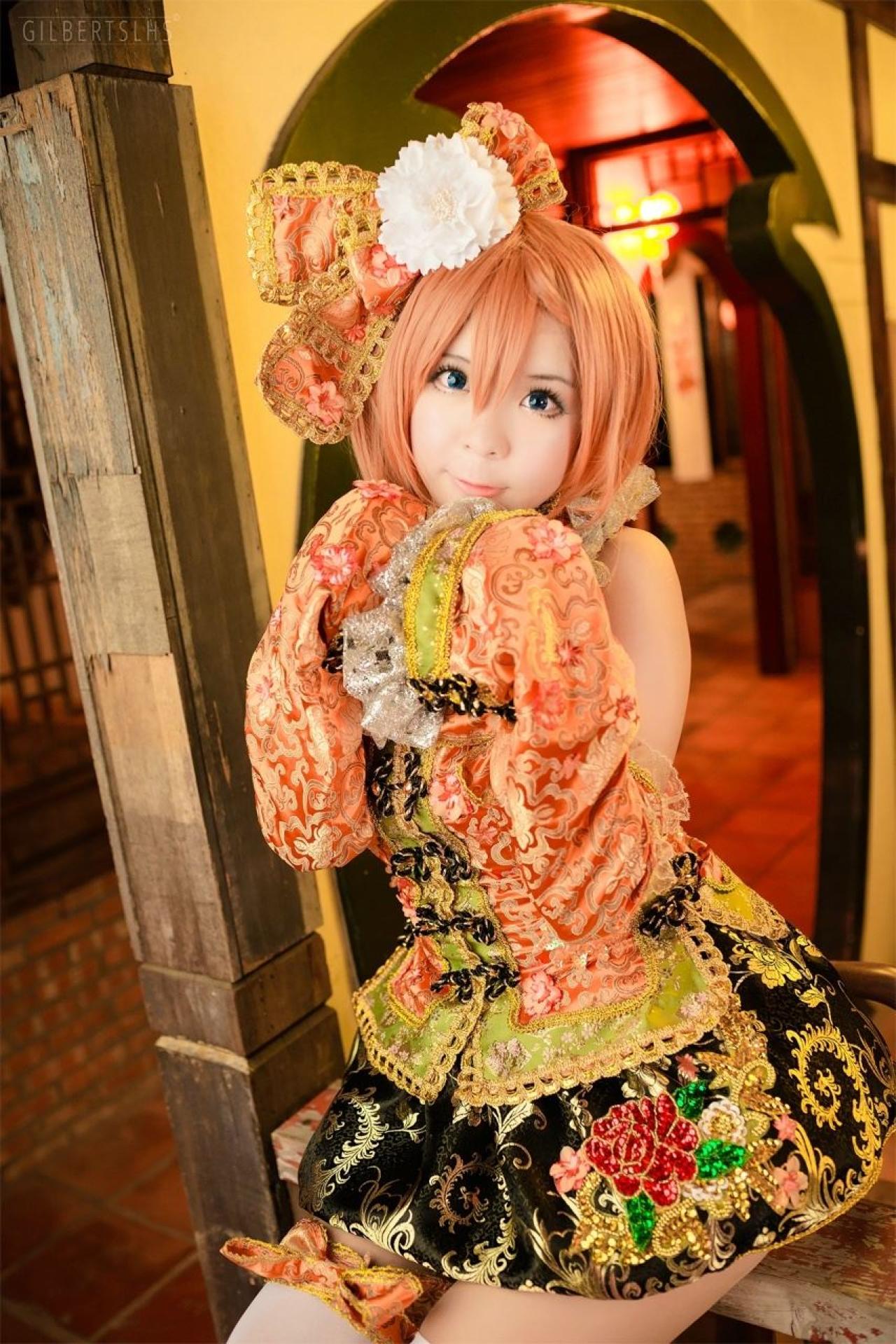 Candi糖糖扮演高坂穗乃果双手靠在一起，袖口相接，作揖卖萌