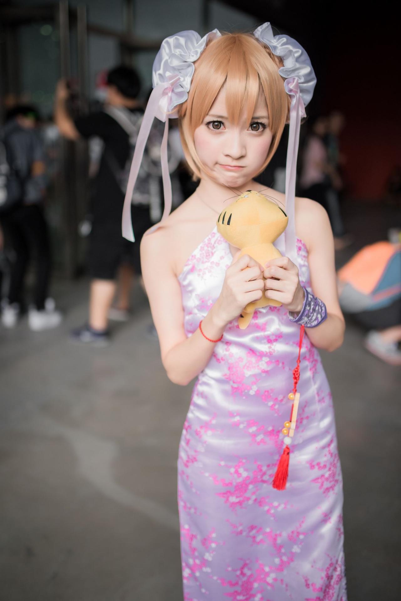 橘子酱双手抓着萌虎玩偶