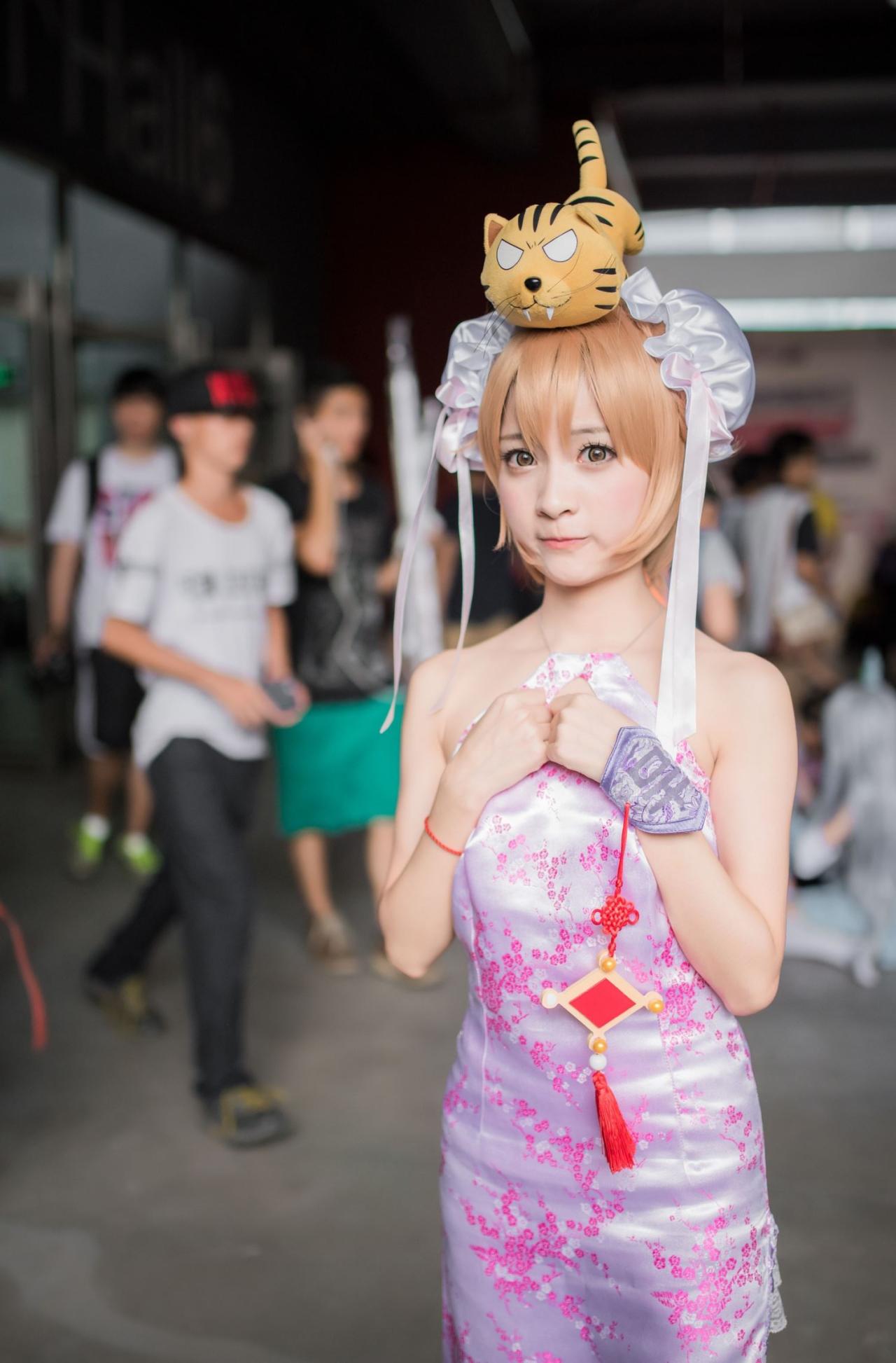 橘子酱头顶掌中萌虎，双手放在胸前