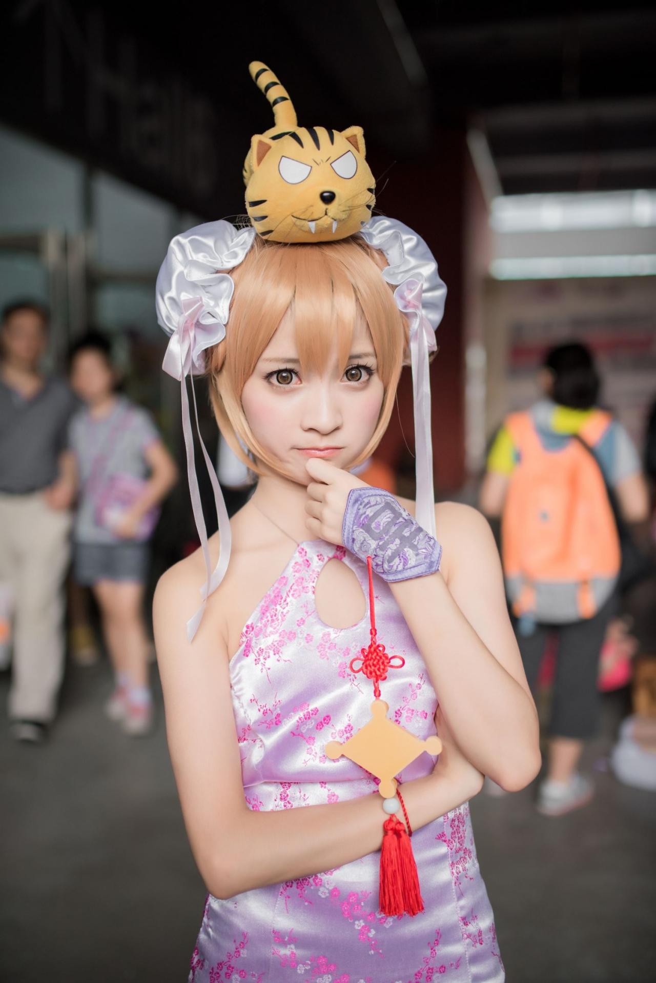 橘子酱头顶萌虎站立的姿势