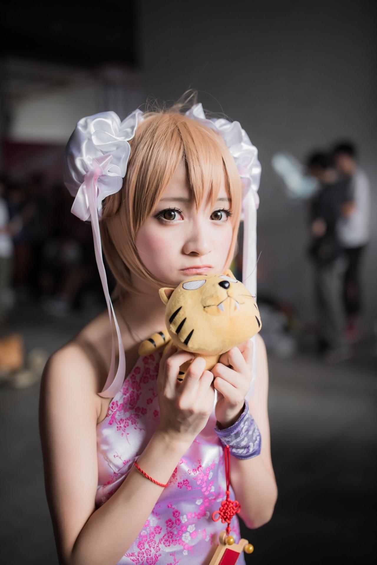 橘子酱双手抓着掌中萌虎撅嘴的模样