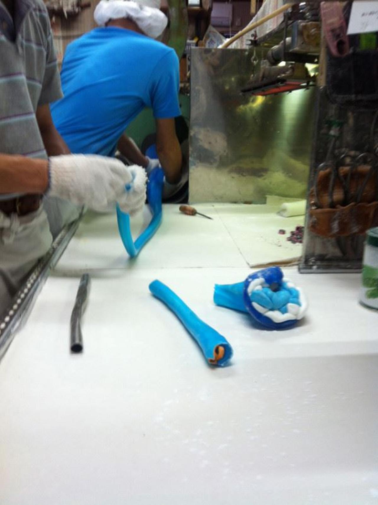 工人师傅正在将长条拉细