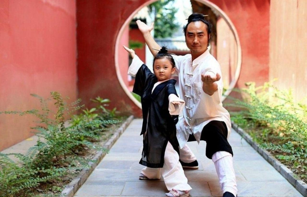 小道姑和师傅一起练习武术