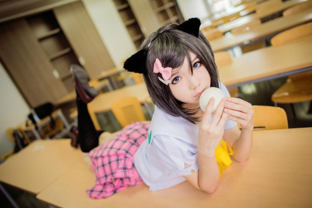 黄道扮演筒隐月子扒在课桌上双手捧着小包子