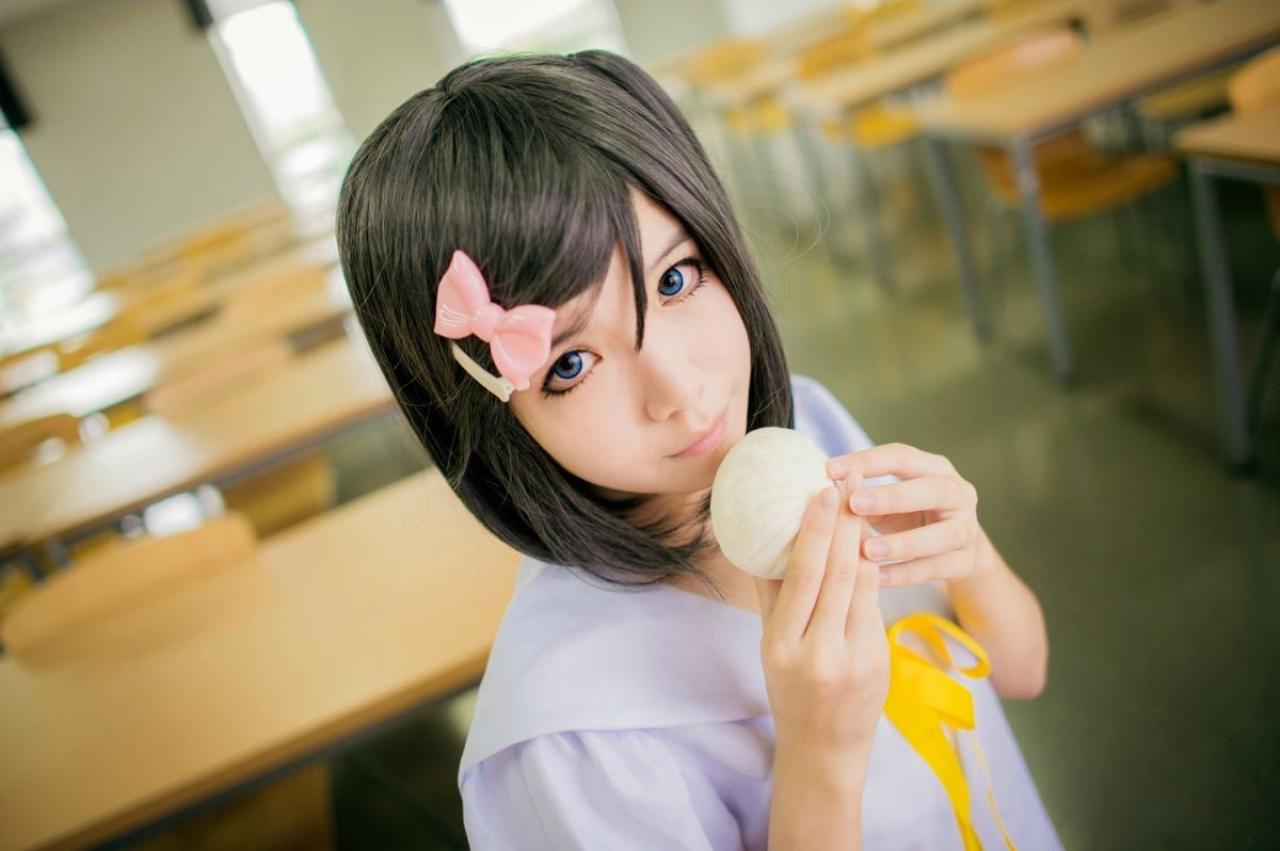 黄道扮演筒隐月子双手捧着小包子上半身照