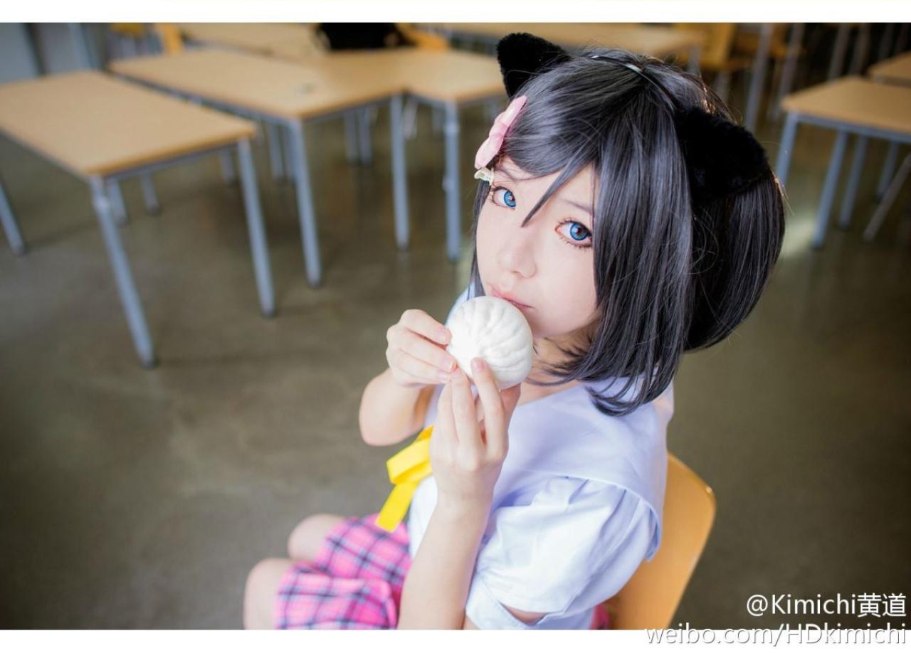 黄道扮演筒隐月子坐在椅子上吃包