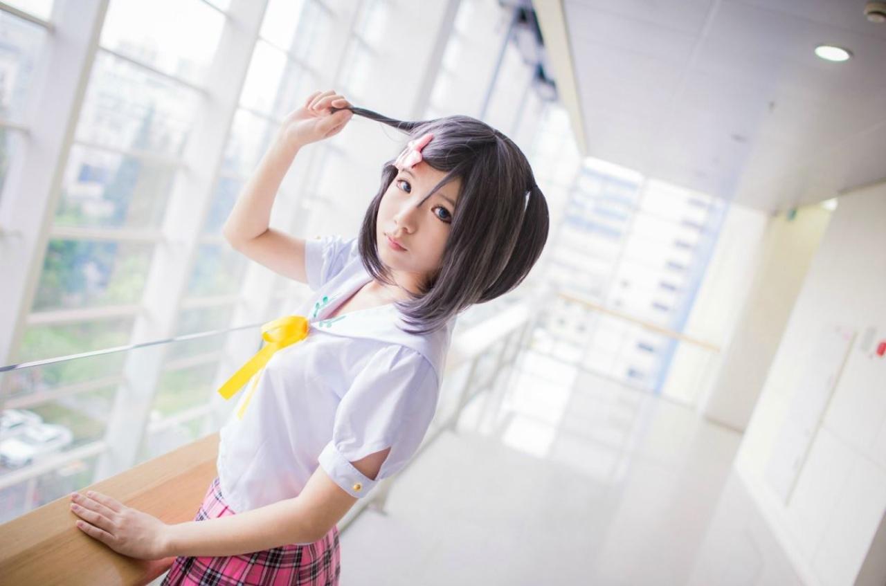 黄道扮演筒隐月子在走廊窗前揪起一缕头发