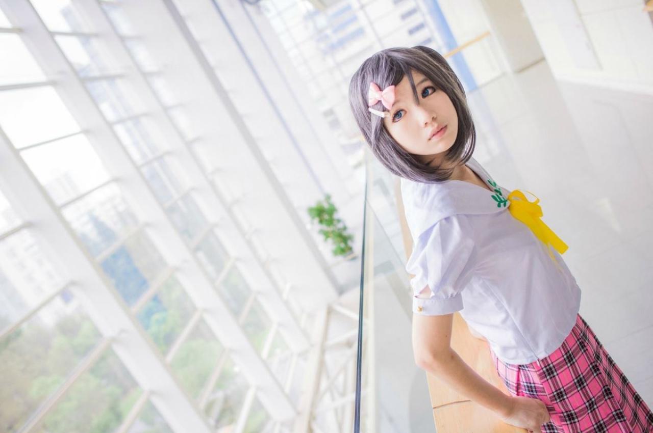 黄道扮演筒隐月子背靠着、双手撑着栏杆