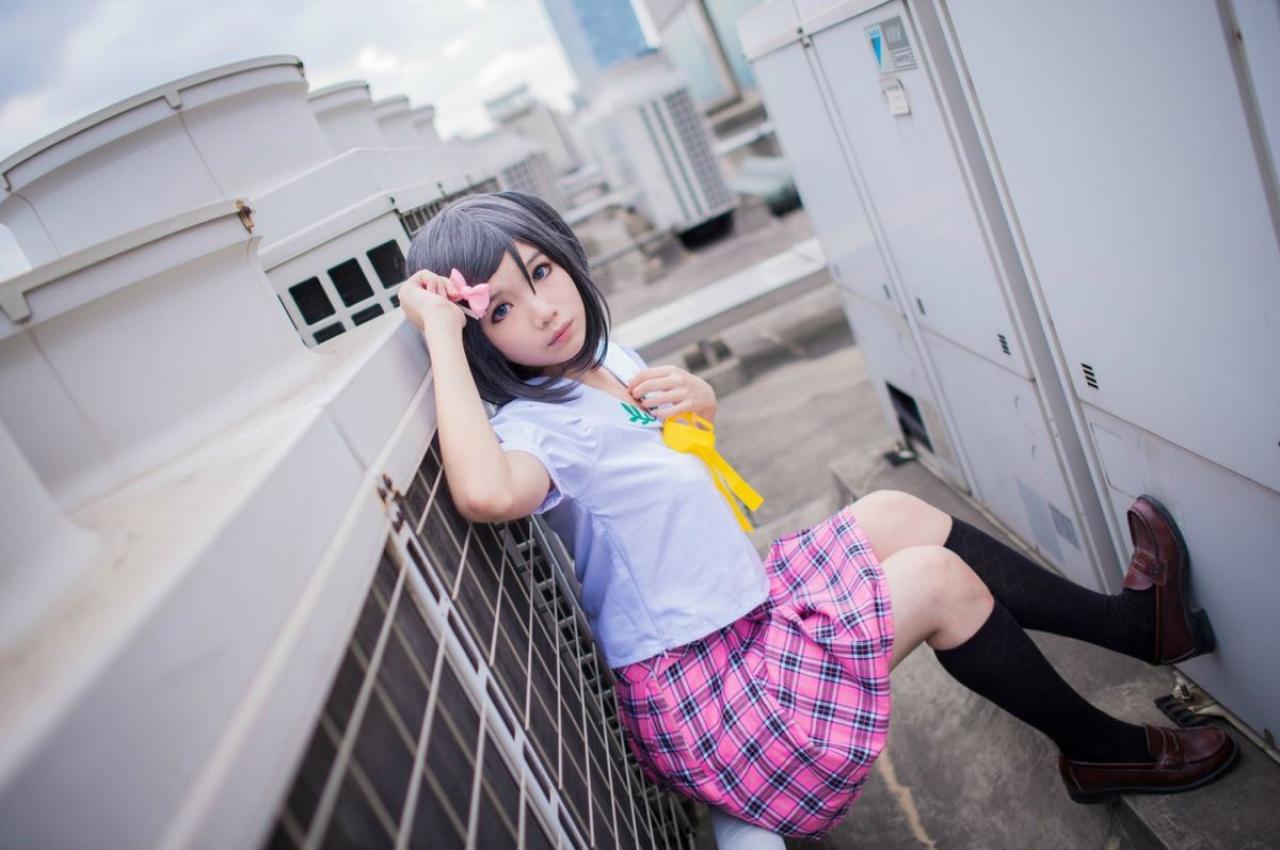 黄道扮演筒隐月子靠在天台