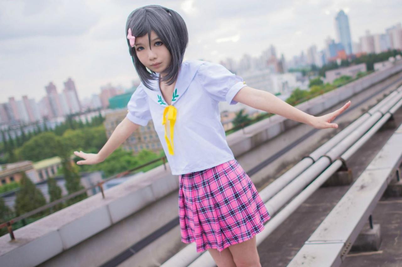 黄道扮演筒隐月子双手平衡走在天台