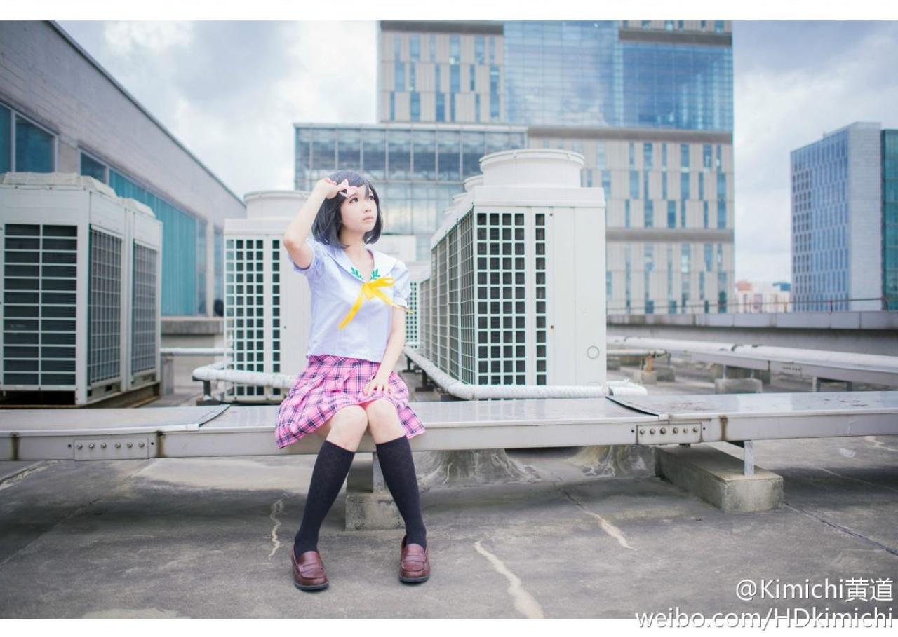 黄道扮演筒隐月子坐在天台遥望天空